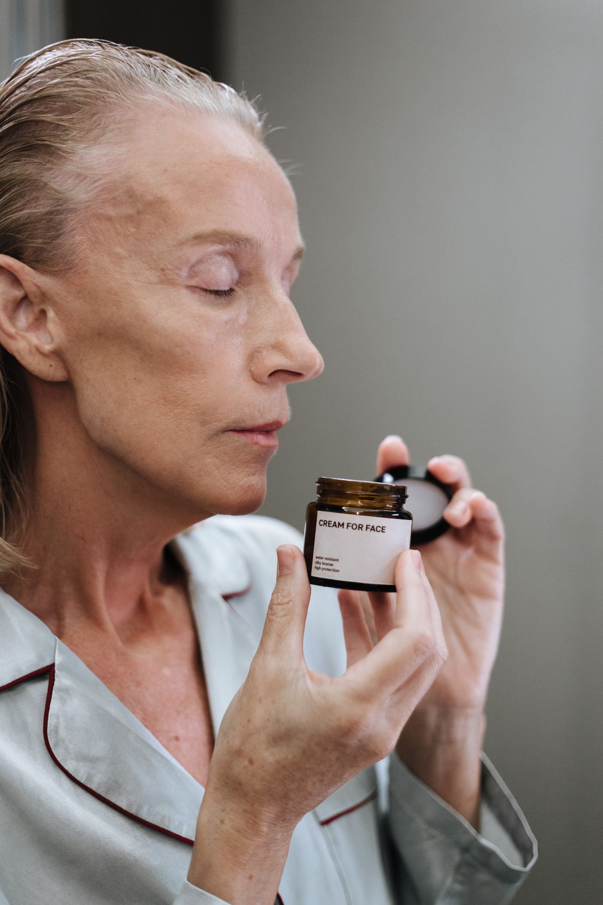 La barrera cutánea: fotografía editorial de face cream texture and gentle skincare