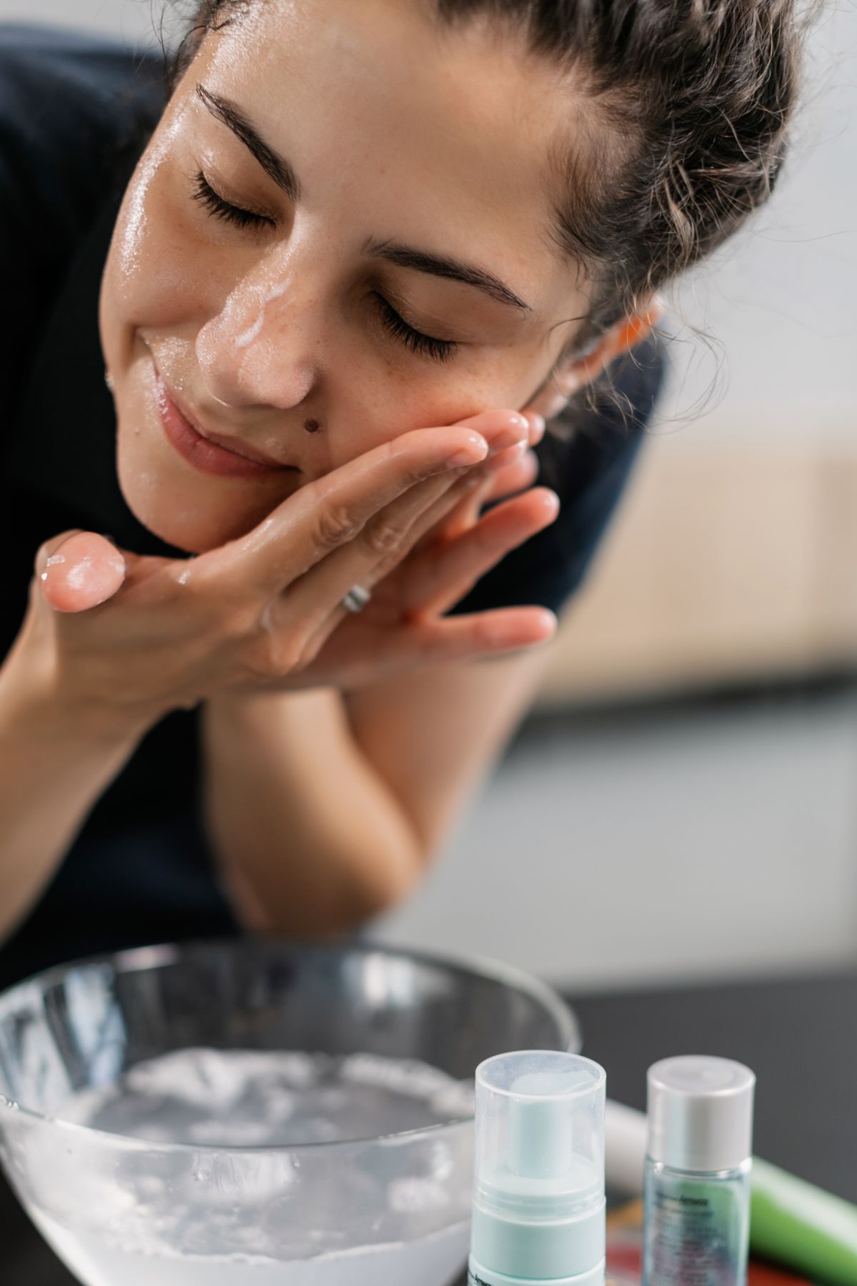Piel grasa: fotografía editorial de woman washing her face