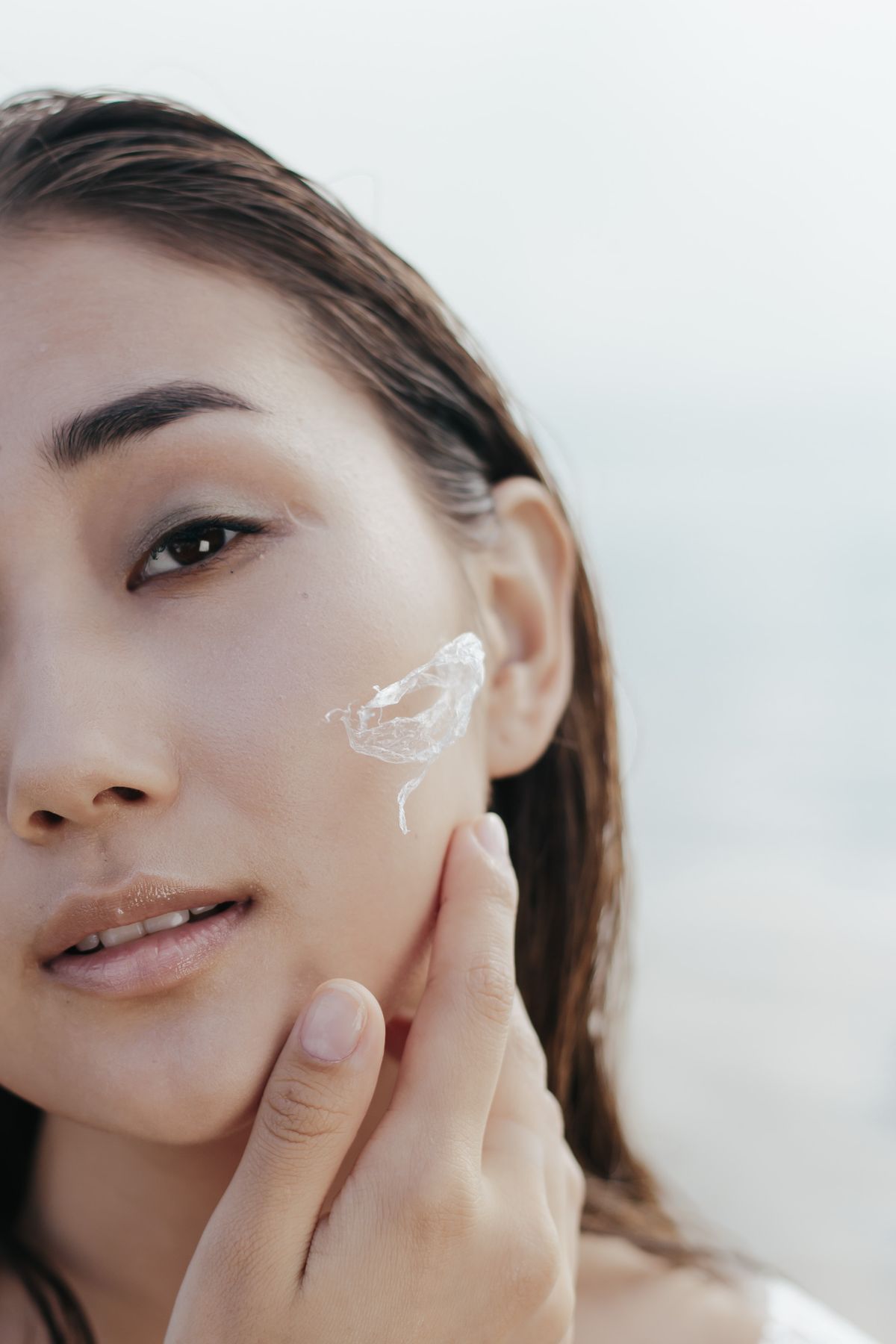 Piel mixta: fotografía editorial de woman applying facial cream