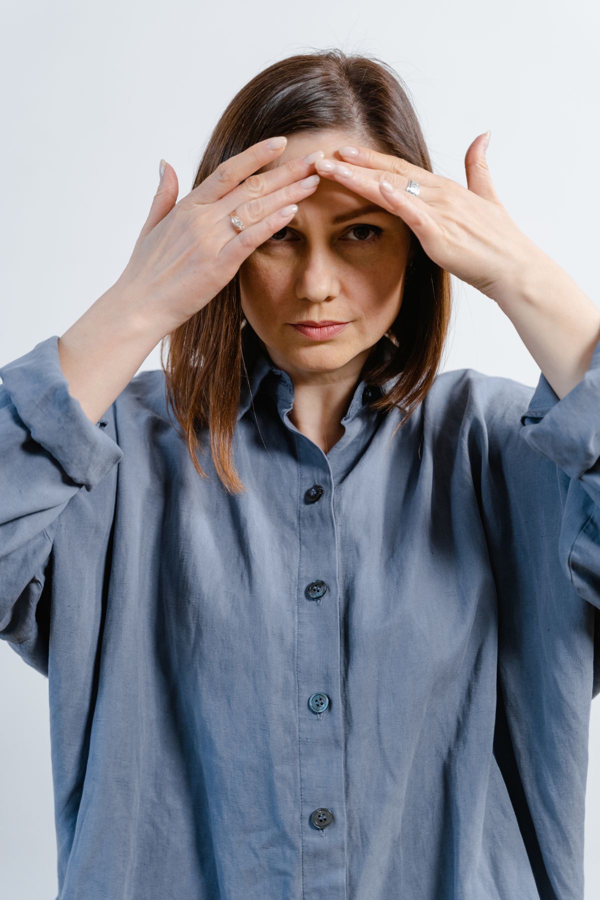 Ejercicios faciales para la frente: fotografía editorial de cuidado facial con rostro o aplicación cosmética