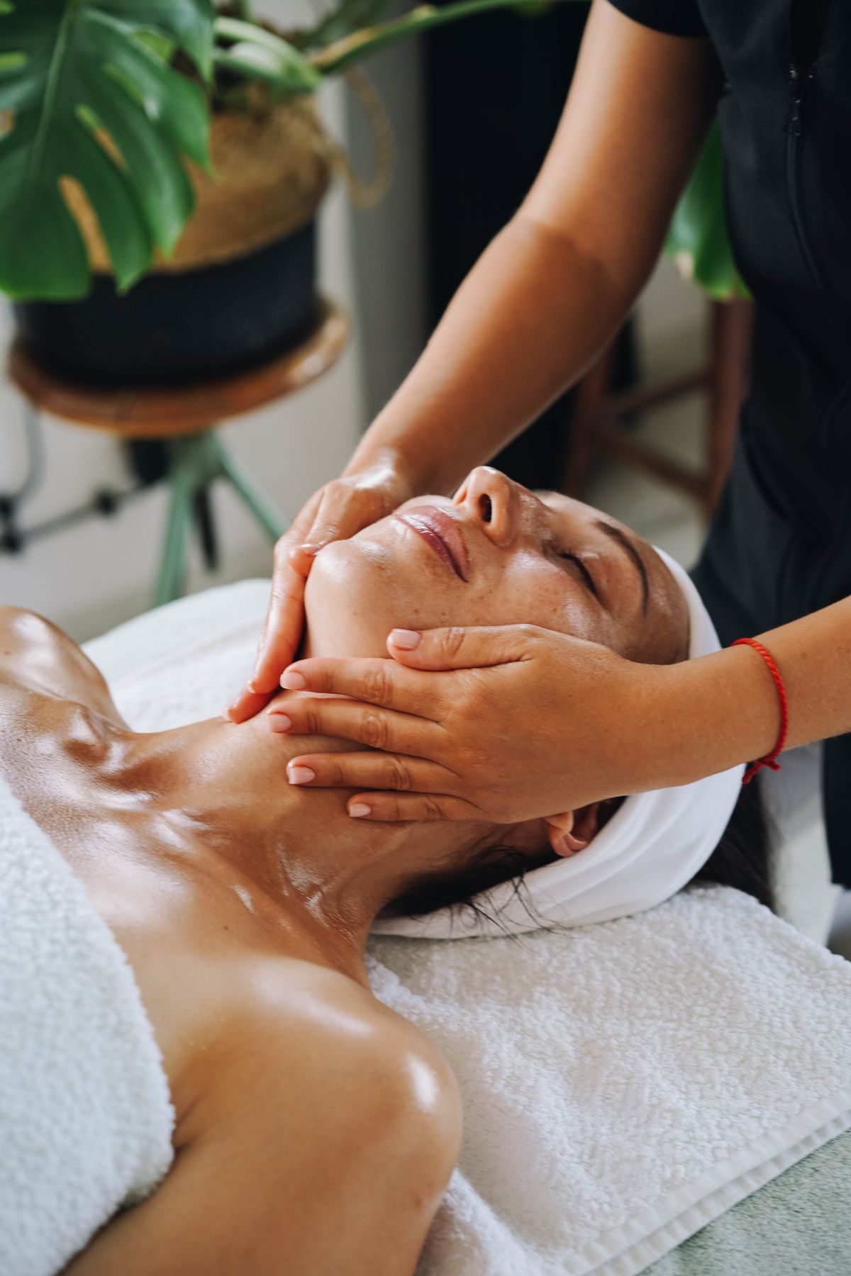 Ejercicios faciales para la mandíbula: fotografía editorial de hands performing a facial massage