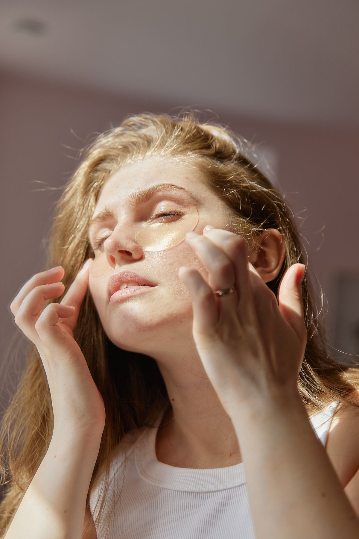 Ejercicios faciales para el contorno de ojos: fotografía editorial de cuidado facial con rostro o aplicación cosmética