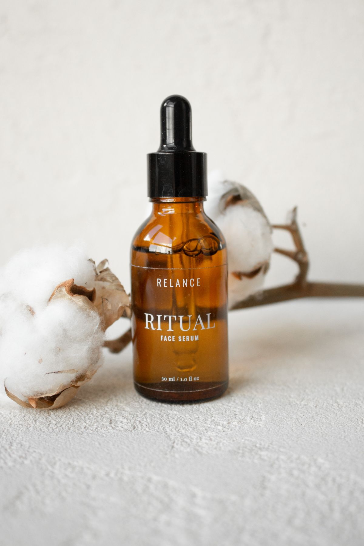 Retinol vs bakuchiol: fotografía editorial de fotografía editorial de un frasco de sérum facial con gotero