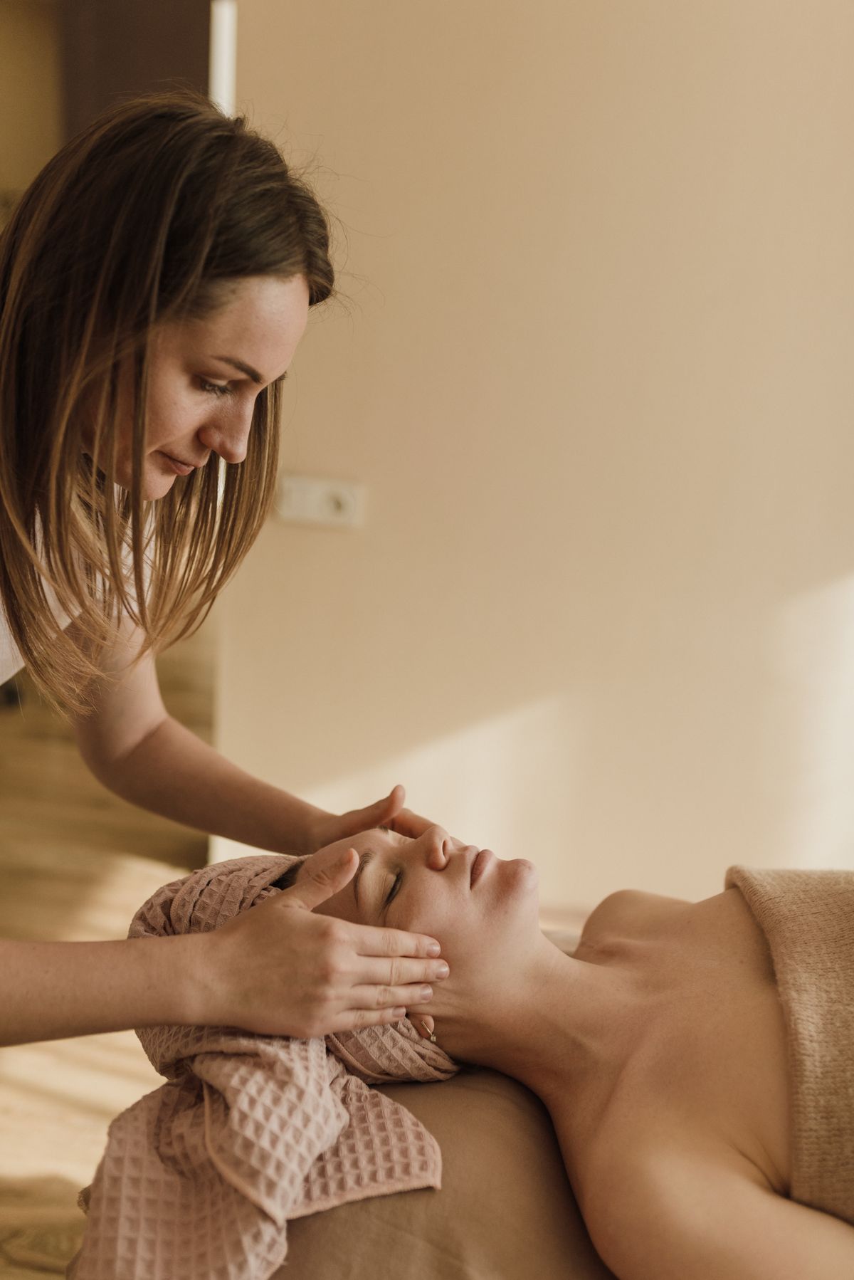 Masaje Kobido: fotografía editorial de mujer recibiendo un masaje facial manual en un spa