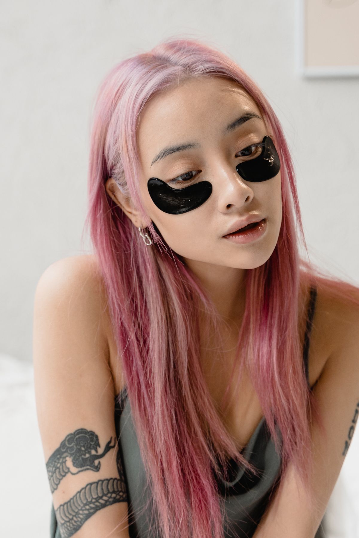 Bolsas en los ojos: fotografía editorial de rostro en primer plano con cuidado del contorno ocular