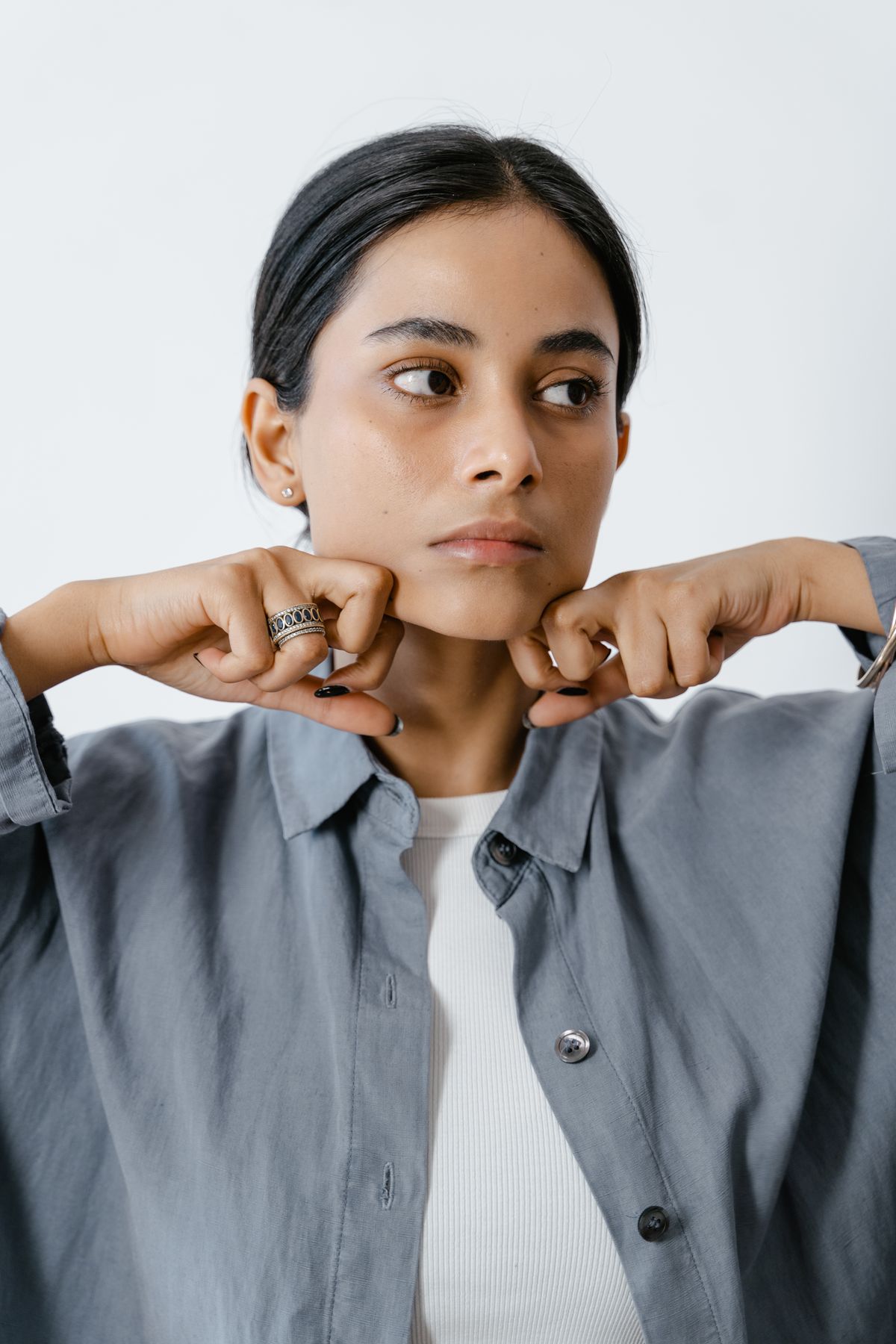 Papada: fotografía editorial de mujer realizando masaje sobre la línea mandibular con las manos