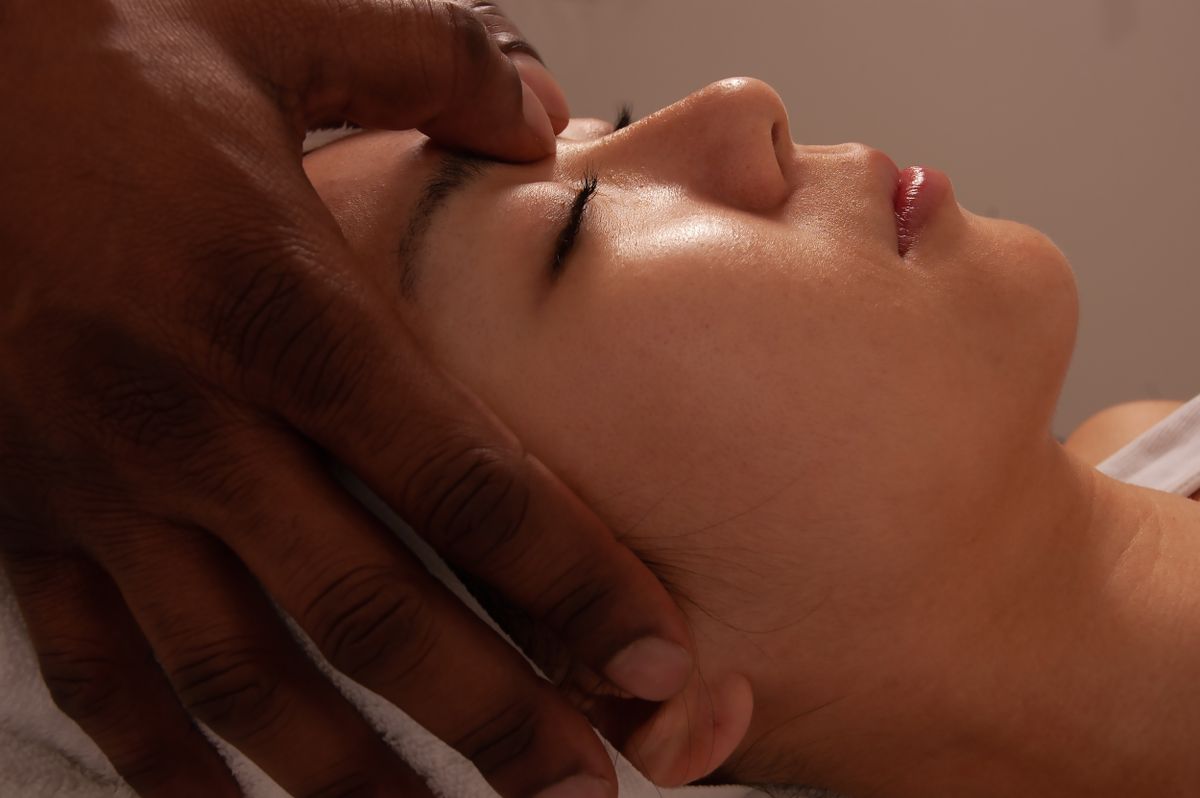 Rostro hinchado: fotografía editorial de masaje facial para descongestionar el rostro