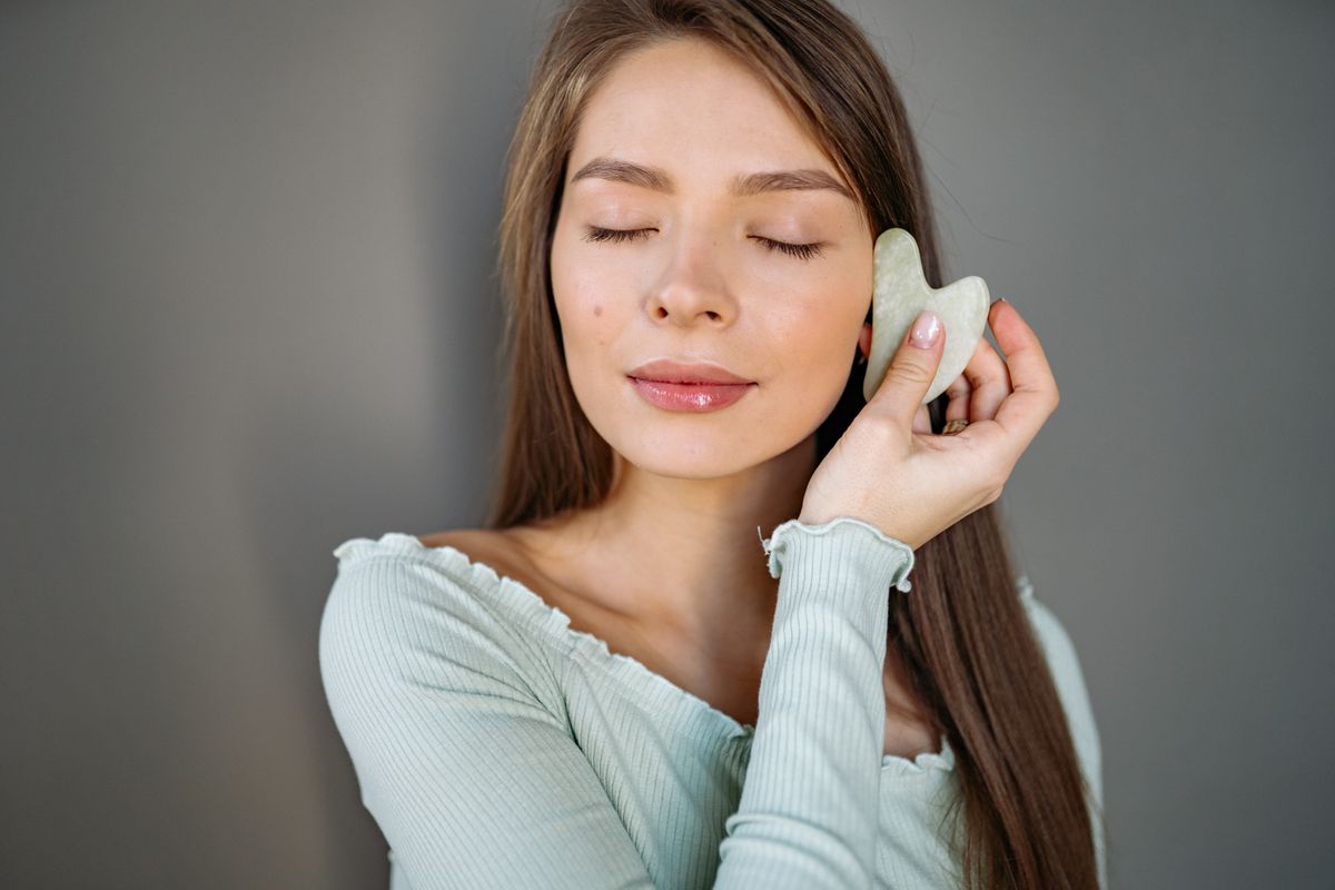 Rutina antiarrugas: fotografía editorial de gua sha facial para cuidado antiedad