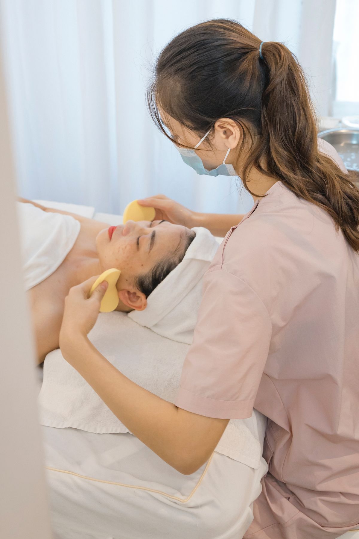 Rutina de yoga facial de 5 minutos: terapeuta realizando masaje facial manual
