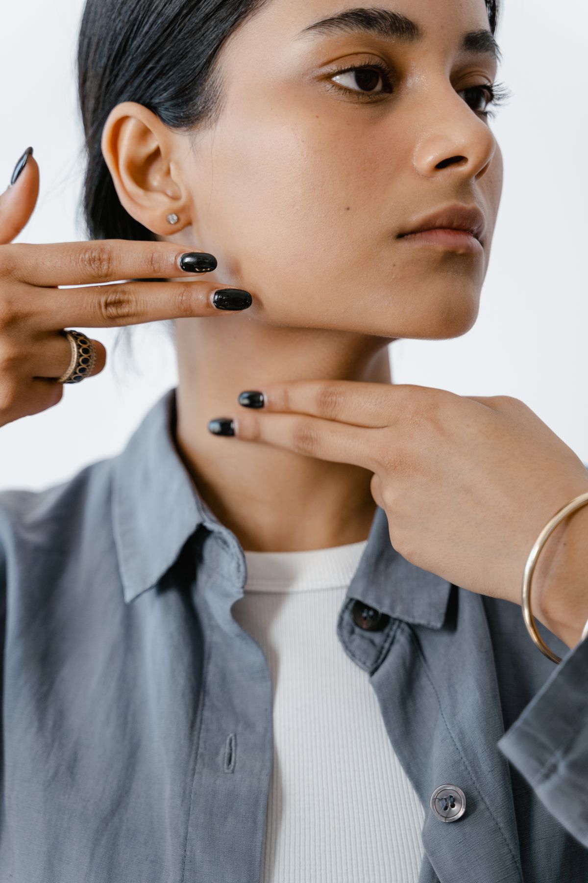 Yoga facial para principiantes: fotografía editorial de cuidado facial con rostro o aplicación cosmética